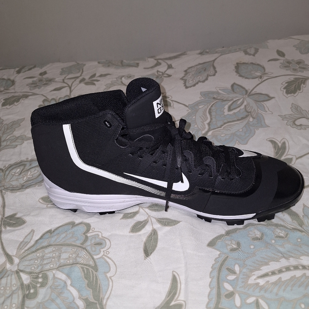A pair of Nike Hurache baseball shoes. Like new condition. In a mens size 16. - Picture 5 of 11